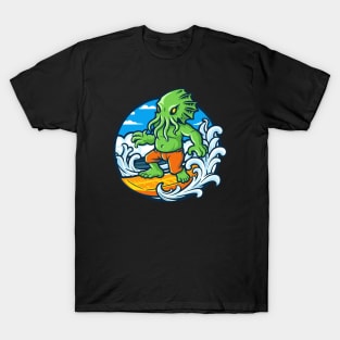 Surfing Cthulhu, perfect gift for fans of horror and surfing! T-Shirt